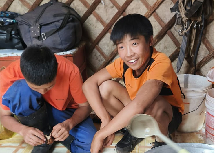 두 번의 화상, 목과 어깨가 붙어 하늘을 볼 수 없는 아이